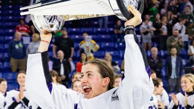 Denisa Křížová slaví triumf v premiérové sezoně PWHL.