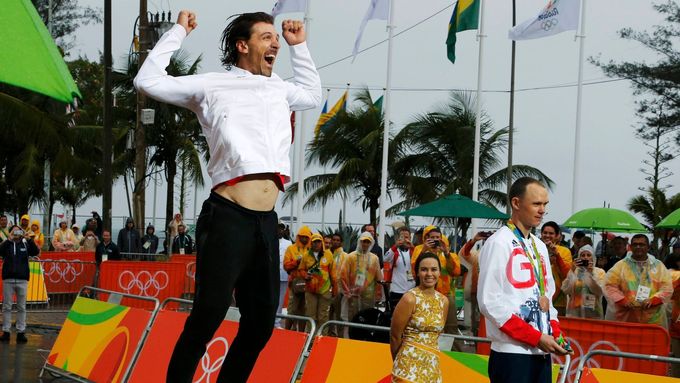 Fabian Cancella si po časovce s radostí zaskákal. Měl důvod, vždyť chystaný závěr kariéry ozdobil olympijským zlatem.