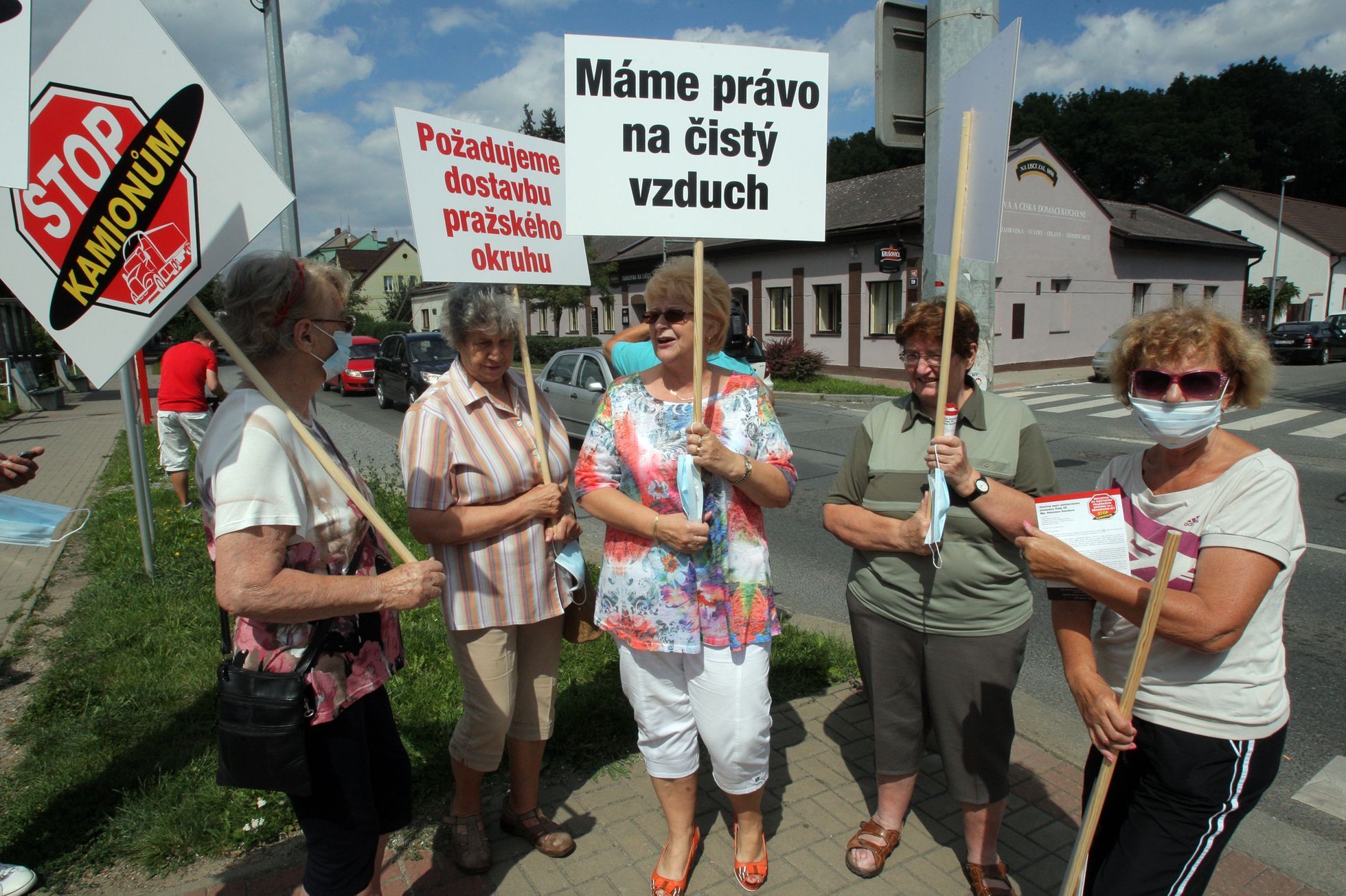 Blokáda přechodu v Běchovicích