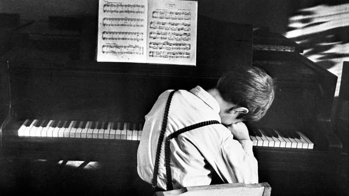 Hrdina nového románu Iana McEwana se jako čtrnáctiletý hoch stává obětí sexuálního zneužívání při hodinách klavíru. Ilustrační snímek ze 70. let.