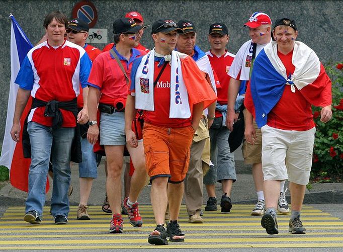 Češi míří na ženevský stadion. Utkání začíná 20:45.