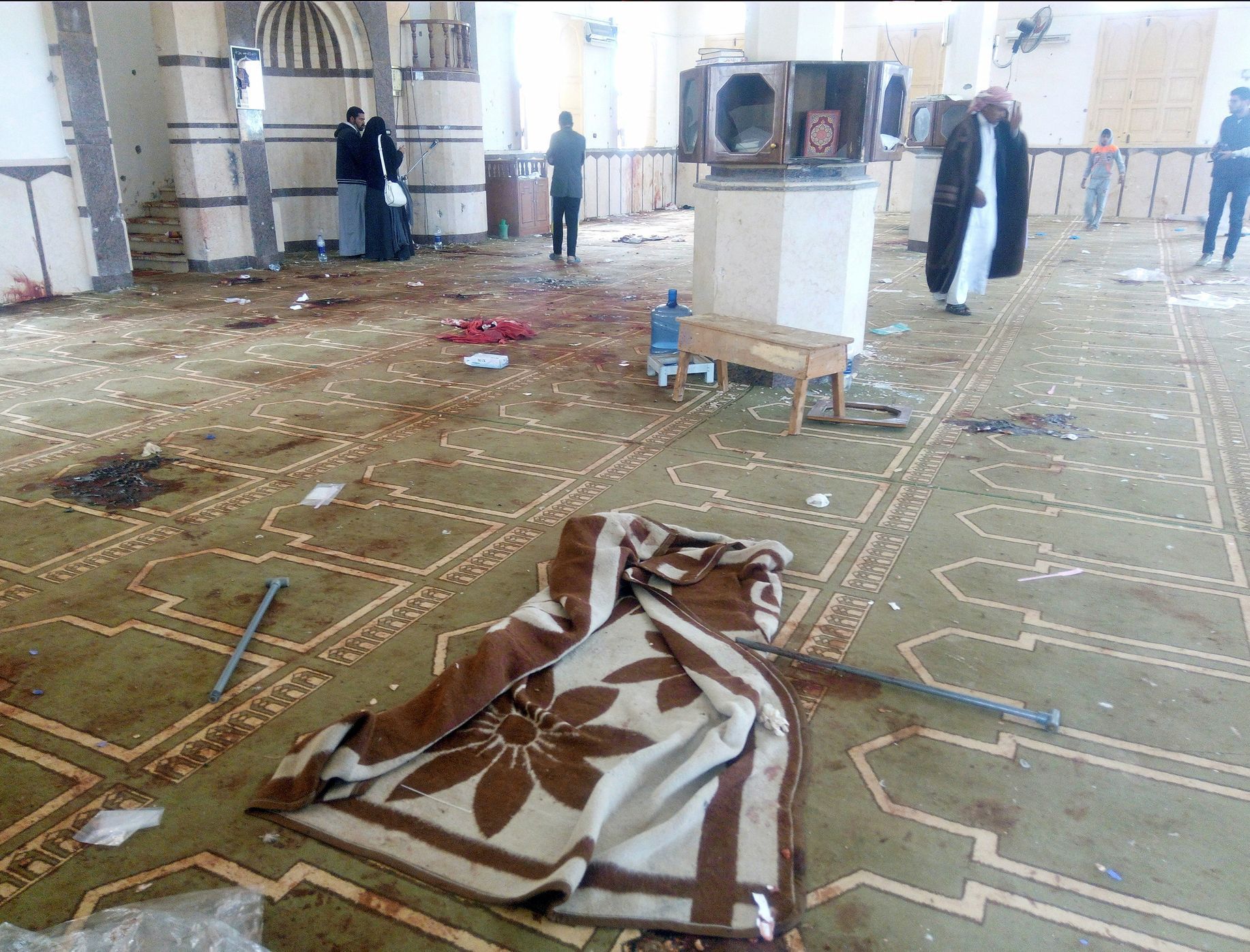 Střela uvnitř mešity si vyžádala 305 mrtvých.