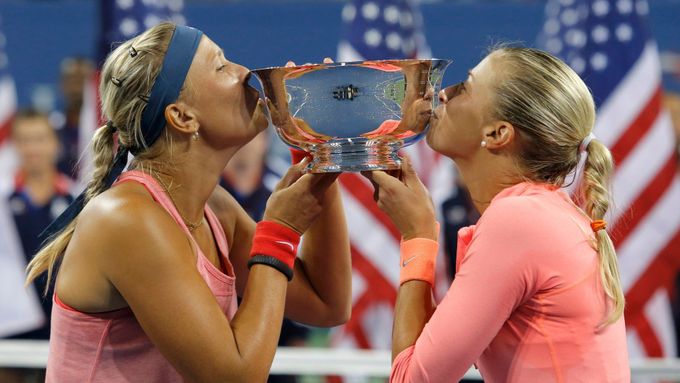Andrea Hlaváčková a Lucie Hradecká slaví vítězství na US Open. Tohle je jejich druhý společný grandslamový triumf v kariéře.