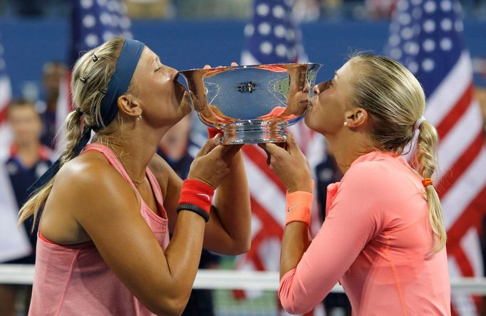 Andrea Hlaváčková a Lucie Hradecká slaví vítězství na US Open. Tohle je jejich druhý společný grandslamový triumf v kariéře.