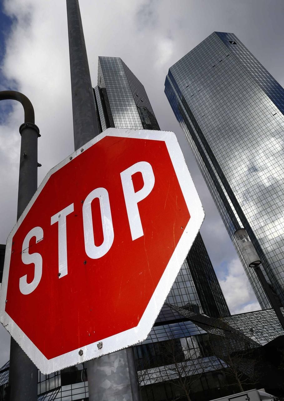 Dopravní značka Stop před sídlem Deutsche Bank ve Frankfurtu