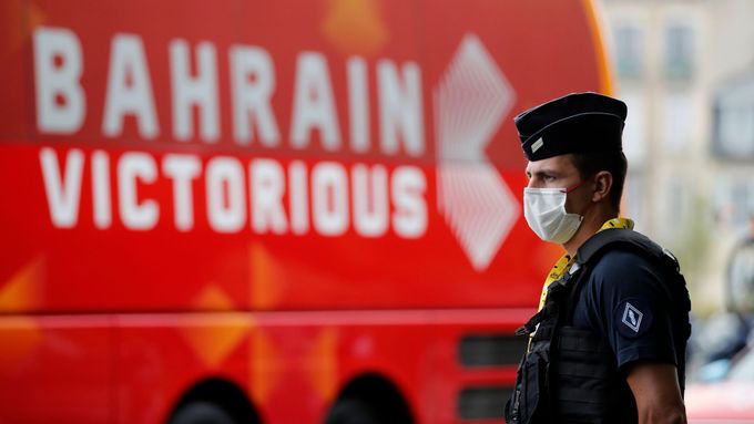 Policista před autobusem stáje Bahrain Victorious