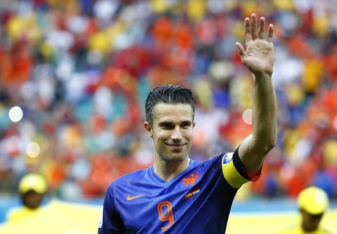 Netherlands Robin Van Persie waves at fans during their 2014 World Cup Group B soccer match against Spain at the Fonte Nova arena in Salvador June 13,2014. REUTERS/Tony G