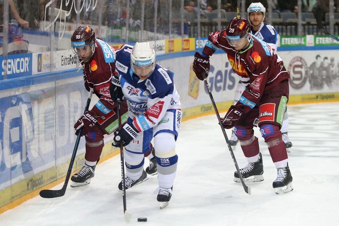 38. kolo hokejové extraligy 2018/19, Sparta - Kometa: Zleva Andrej Kudrna, Tomáš Plekanec a Petr Kalina