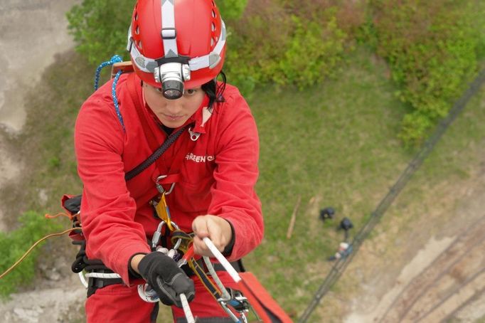 Dvanáct dobrovolníků Greenpeace ze tří zemí obsadilo dvě těžní věže dolu Frenštát v Beskydech.