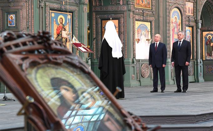 Vladimir Putin se před třemi lety procházel po „armádním chrámu“ Kristova vzkříšení s patriarchou a ministrem obrany.