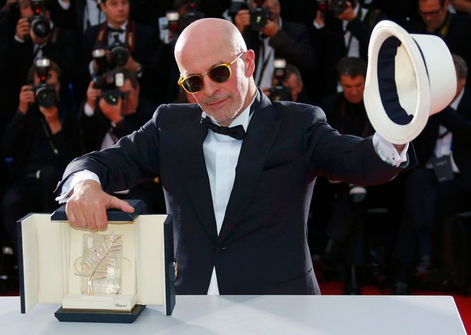 Francouzský režisér Jacques Audiard získal v Cannes Zlatou palmu za snímek Dheepan.