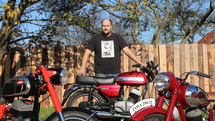 „Jawáckou červenou mám denně až za ušima,“ říká renovátor československých motorek