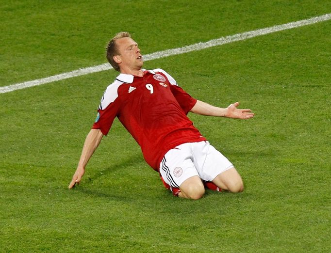 Dánský fotbalista Michael Krohn-Dehli slaví gól v síti Němců v utkání skupiny B na Euru 2012.