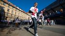 Pochod fanoušků Slavie z Náměstí Republiky na finále Mol Cupu na stadion pražské Sparty na Letné.