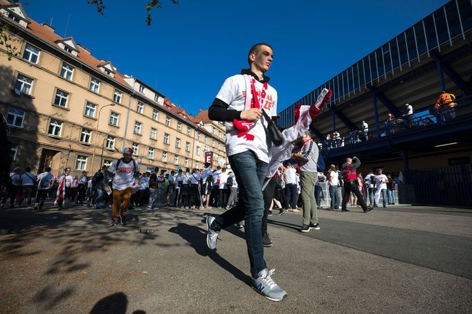 Pochod fanoušků Slavie z Náměstí Republiky na finále Mol Cupu na stadion pražské Sparty na Letné.