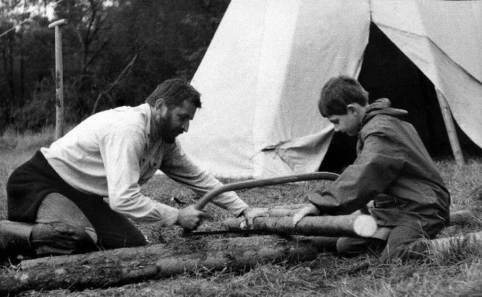 Se synem Ondrou při táboření v týpí na řece Švarcavě u Kaplice v létě 1975.