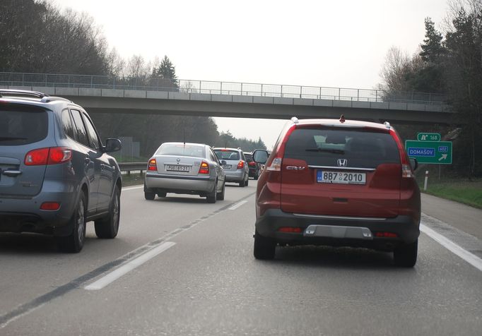 Kupodivu nejobtížnější bylo v pondělí ráno projetí úseku od 164. do 184. kilometru směrem na Brno. Silničáři tu totiž opravovali dva úseky a dopravu svedli do 1 pruhu.