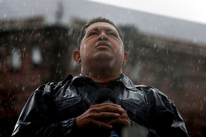 Venezuelský prezident a prezidentský kandidát Hugo Chavez hovoří v dešti během závěrečné kampaně v Caracasu ve Venezuele, 4. října 2012.