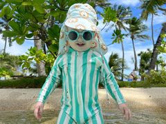 Matěj musí nosit speciální UV oblečky.