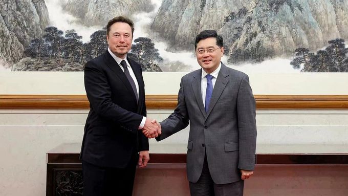 Miliardář Elon Musk se v Číně sešel s novým čínským ministrem zahraničí Čchinem Kangem.