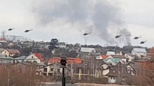 Na tomto technicky méně kvalitním snímku by měly být zachycené útočící ruské helikoptéry nad předměstím Kyjeva. Ruský útok na Ukrajinu. 24. 2. 2022