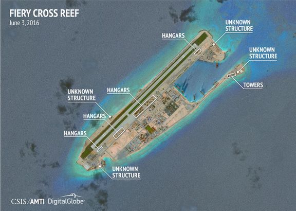 Satelitní fotografie čínských hangárů a letecké základny na sporných ostrovech.