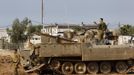 Israeli soldiers prepare atop an armoured personnel carrier (APC) near the border with northern Gaza November 15, 2012. A Hamas rocket killed three Israelis north of the Gaza Strip on Thursday, drawing the first blood from Israel as the Palestinian death toll rose to 15 in a military showdown lurching closer to all-out war with an invasion of the enclave. REUTERS/Ronen Zvulun (ISRAEL - Tags: CIVIL UNREST CONFLICT MILITARY) Published: Lis. 15, 2012, 4:40 odp.