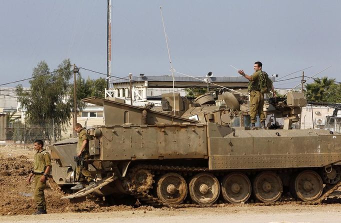 Israeli soldiers prepare atop an armoured personnel carrier (APC) near the border with northern Gaza November 15, 2012. A Hamas rocket killed three Israelis north of the Gaza Strip on Thursday, drawing the first blood from Israel as the Palestinian death toll rose to 15 in a military showdown lurching closer to all-out war with an invasion of the enclave. REUTERS/Ronen Zvulun (ISRAEL - Tags: CIVIL UNREST CONFLICT MILITARY) Published: Lis. 15, 2012, 4:40 odp.