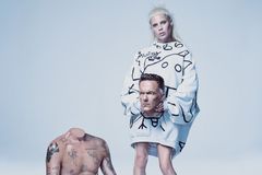 Jihoafričani Die Antwoord nekončí, v srpnu svůj bizarní hip hop přivezou do Prahy