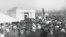 Smuteční ceremoniál na uctění památky zavražděného starosty Chicaga Antonína Čermáka u jeho hrobky na Českém národním hřbitově v Chicagu. Rok 1933