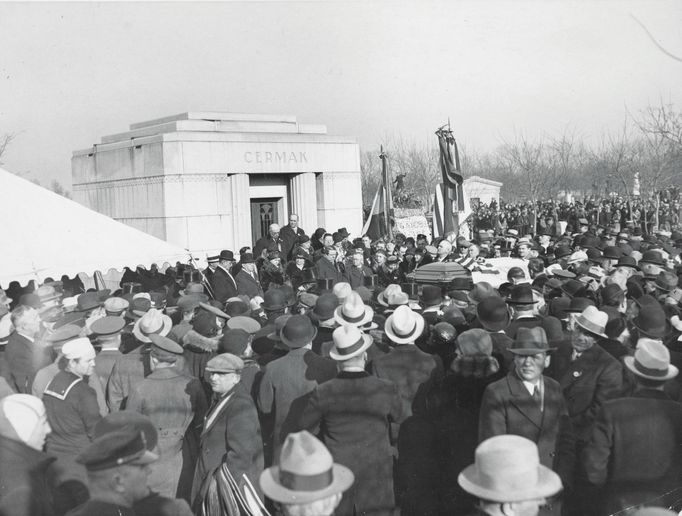 Smuteční ceremoniál na uctění památky zavražděného starosty Chicaga Antonína Čermáka u jeho hrobky na Českém národním hřbitově v Chicagu. Rok 1933