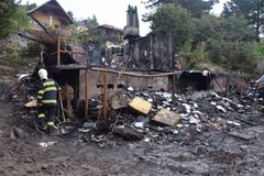 Požár chaty v Hlásné Třebani komplikovaly hasičům kanystry s benzínem a propan-butanové lahve