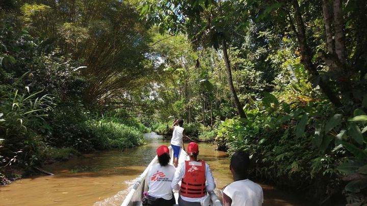 Za lékařem by museli plout dva dny kánoí. V džungli lidé využívají pomoc bylinkářek