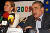 6. 1. Ministr zahraničí Karel Schwarzenberg a eurokomisařka pro zahraniční vztahy Benita Ferrero-Waldnerová na tiskové konferenci na konci Schwarzenbergovy izraelské mise. Oba se pokusili za EU zprostředkovat rozhovory k válečné situaci v Gaze.