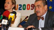 6. 1. Ministr zahraničí Karel Schwarzenberg a eurokomisařka pro zahraniční vztahy Benita Ferrero-Waldnerová na tiskové konferenci na konci Schwarzenbergovy izraelské mise. Oba se pokusili za EU zprostředkovat rozhovory k válečné situaci v Gaze.