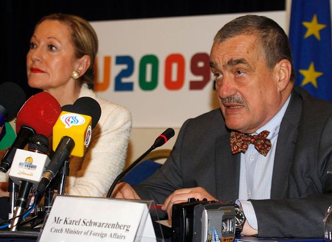 6. 1. Ministr zahraničí Karel Schwarzenberg a eurokomisařka pro zahraniční vztahy Benita Ferrero-Waldnerová na tiskové konferenci na konci Schwarzenbergovy izraelské mise. Oba se pokusili za EU zprostředkovat rozhovory k válečné situaci v Gaze.