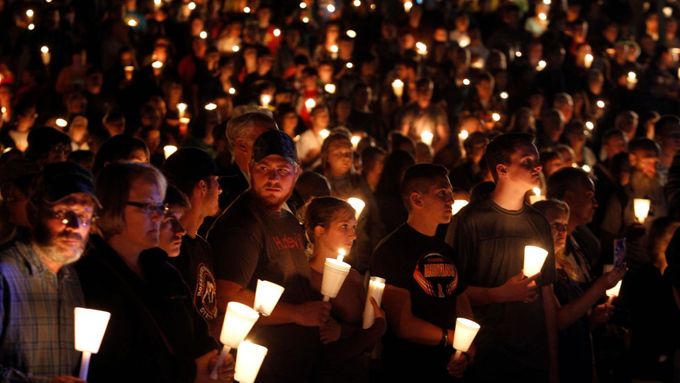 Vigilie za oběti školního masakru na škole v Oregonu.