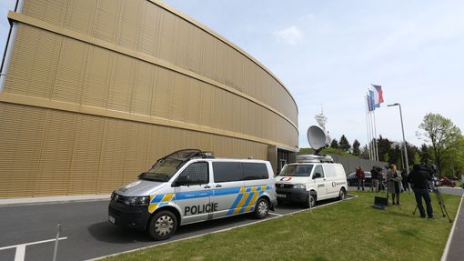 Policejní razie na FAČR na Strahově (3. 5. 2017)