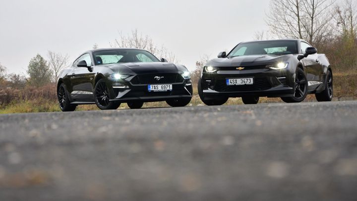 Souboj amerických svalovců. Za volantem Chevroletu Camaro a Fordu Mustang