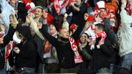 Dvacátá sedmá minuta. Poláci propadají euforii po prvním gólu v síti Petra Čecha.