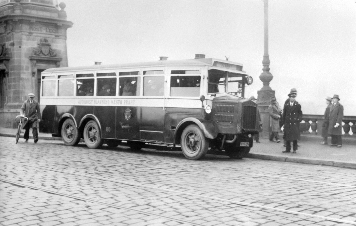 autobusy Praha historie