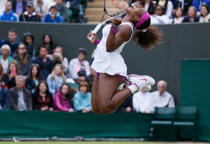 Americká tenistka Serena Williamsová se raduje z vítězství nad Kazaškou Jaroslavou Švedovovou v osmifinále Wimbledonu 2012.