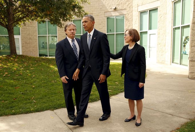 Barack Obama s pozůstalými po obětech střelby v Roseburgu