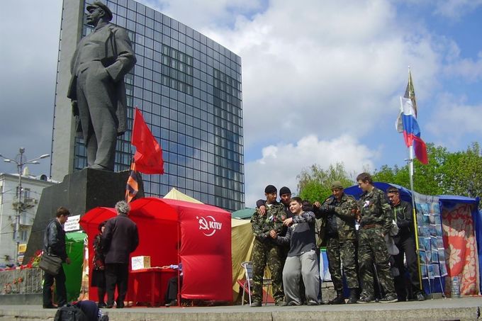 Stánek Komunistické strany Ukrajiny před Leninovým pomníkem v Doněcku.