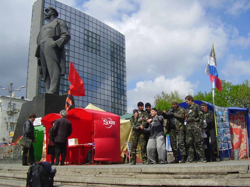 Stánek Komunistické strany Ukrajiny před Leninovým pomníkem v Doněcku.