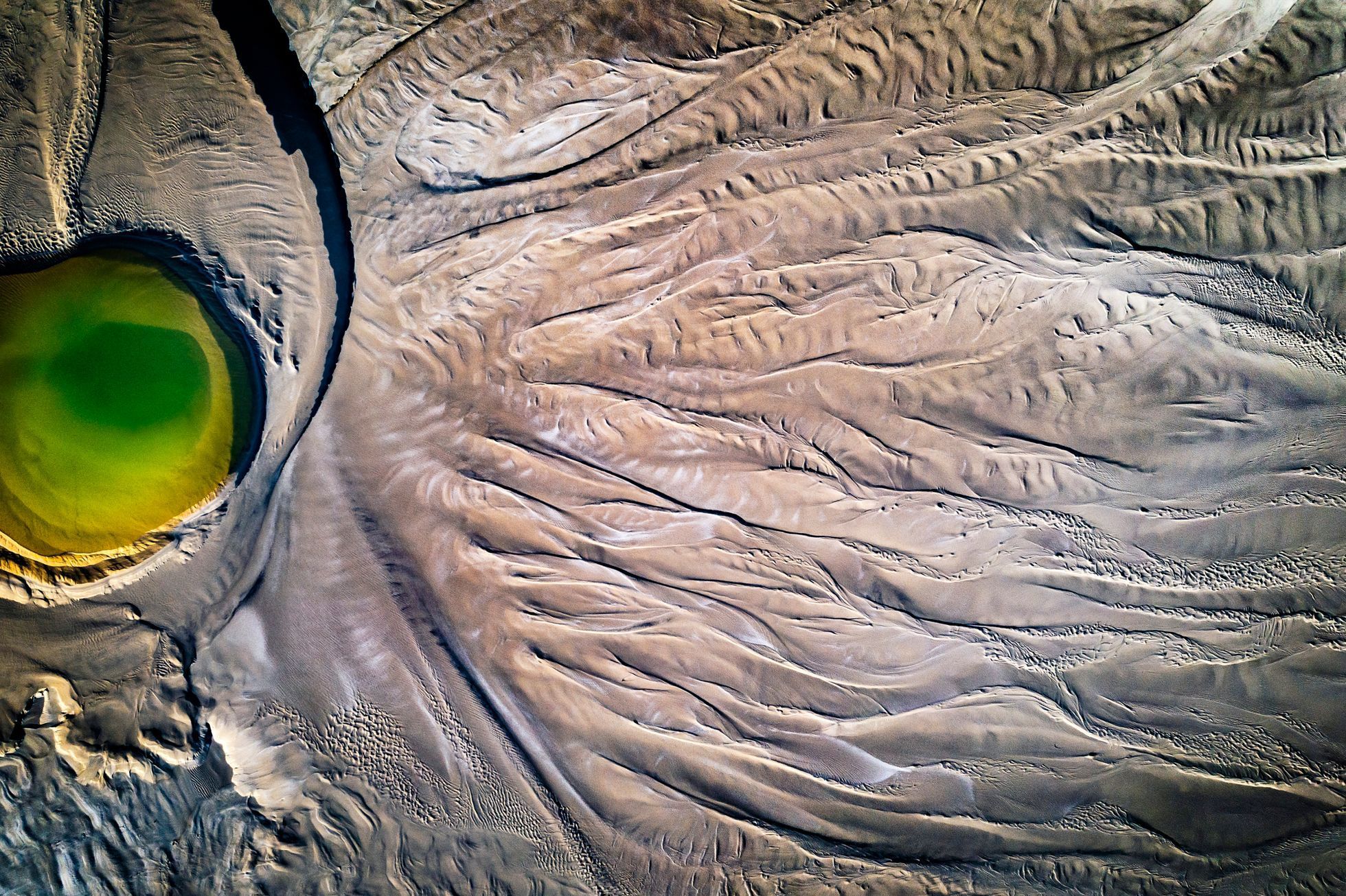 Marcin Giba: Nebeské obrazy (snímky z výstavy v ostravské Galerii Opera - v Divadle Jiřího Myrona)