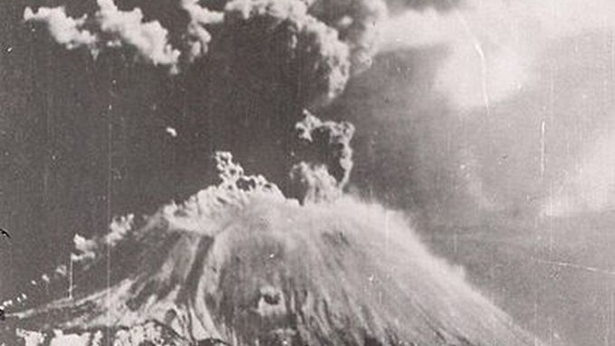 Takto zachytil poslední erupci Vesuvu v roce 1944 John Reinhard, střelec v zadní věži amerického bombardéru B-24.
