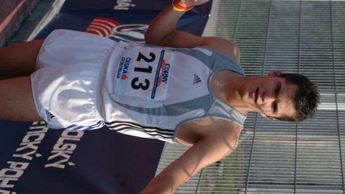 Na tréninku běhá Jakub Holuša hlavně dlouhé tratě v terénu. Přesto se prosadil i na halové osmistovce.