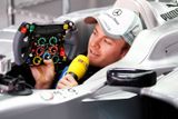 Před závodem rozdával Nico Rosberg televizní rozhovory, po něm už tak spokojený nebyl.