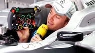 Před závodem rozdával Nico Rosberg televizní rozhovory, po něm už tak spokojený nebyl.